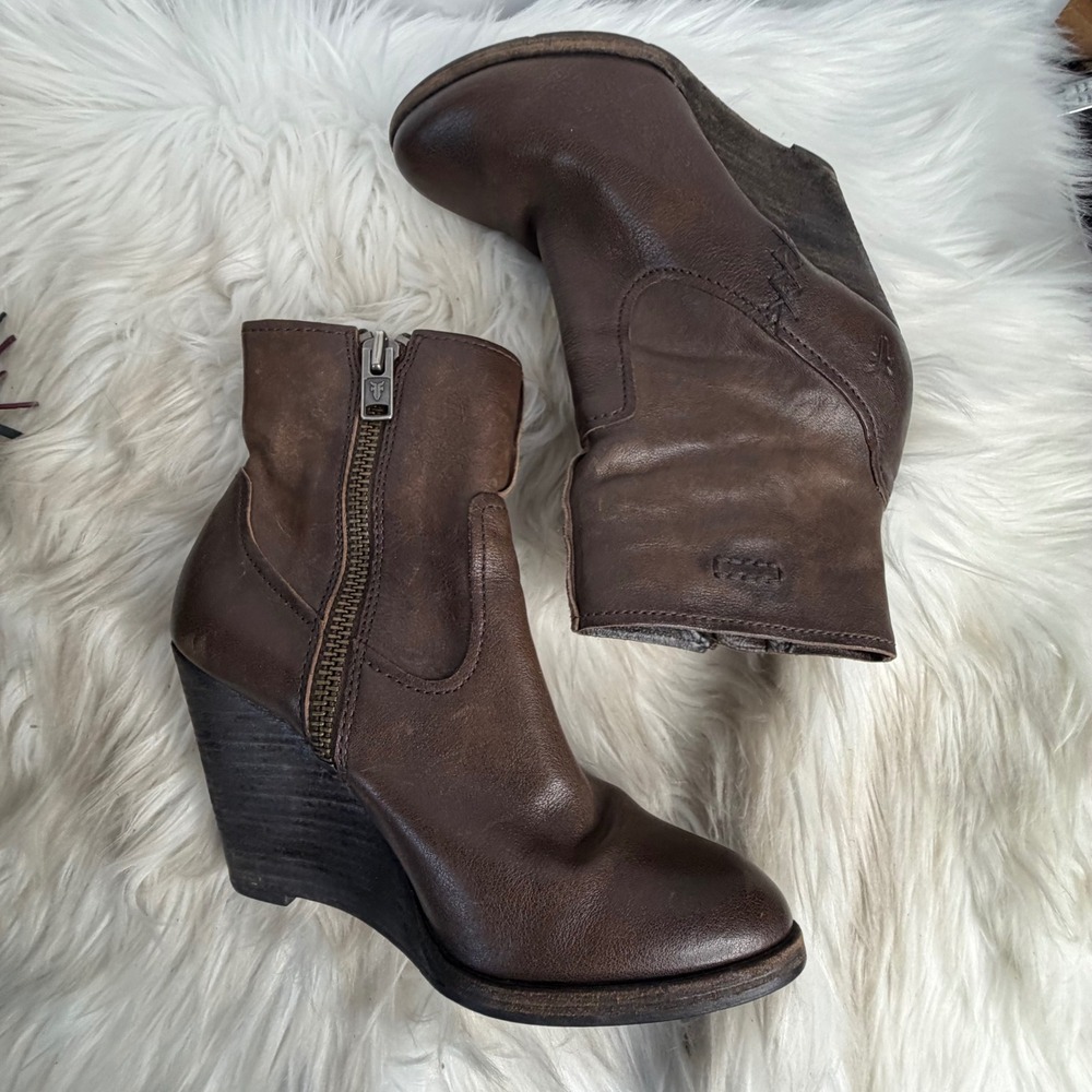 Frye Parker Wedge Ankle Boots Brown Distressed Leather Side Zip 7.5M 80104
